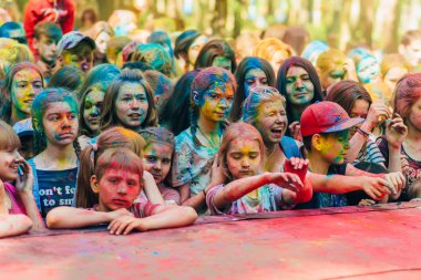 Vichuga, Rusya - 17 Haziran 2018: Mutlu yüzler boya renkleri Holi Festivali kızlarla
