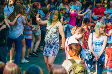 Vichuga, Rusya - 17 Haziran 2018: Mutlu yüzler boya renkleri Holi Festivali kızlarla