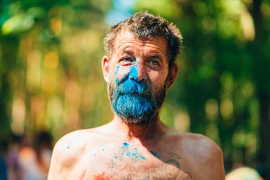Vichuga, Rusya - 17 Haziran 2018: Renkler Holi Festival. Bir adam portresi