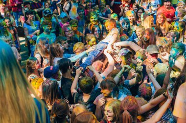Vichuga, Rusya - 17 Haziran 2018: Renkler Holi Festivali kutlamaları, mutlu insanlar bir kalabalık