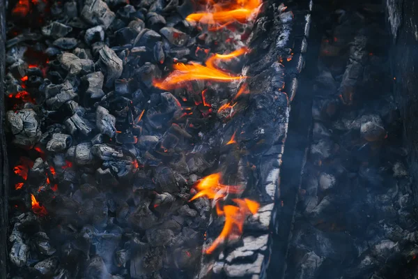 Brûler du charbon dans le feu pour le barbecue — Photo