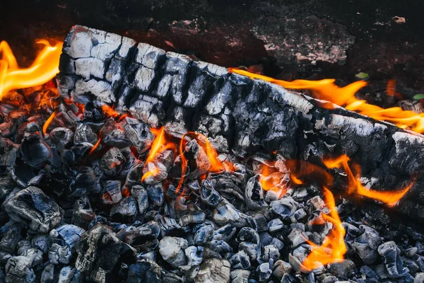 Brûler du charbon dans le feu pour le barbecue — Photo