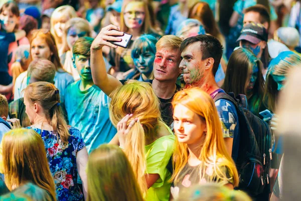 VICHUGA, RUSIA - 17 DE JUNIO DE 2018: Gente feliz en el festival de colores Holi —  Fotos de Stock