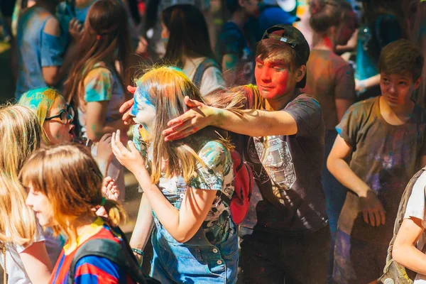 VICHUGA, RUSSIE - 17 JUIN 2018 : Des gens heureux au festival des couleurs Holi — Photo