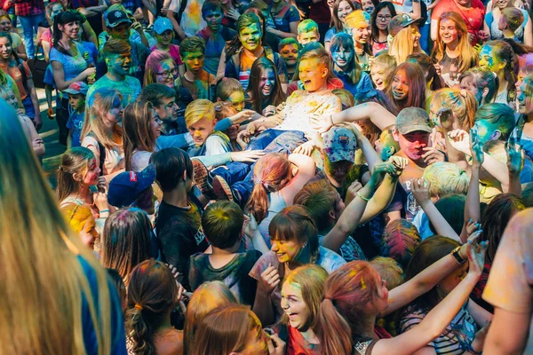 Vichuga, Rusya - 17 Haziran 2018: Renkler Holi Festivali kutlamaları, mutlu insanlar bir kalabalık — Stok fotoğraf