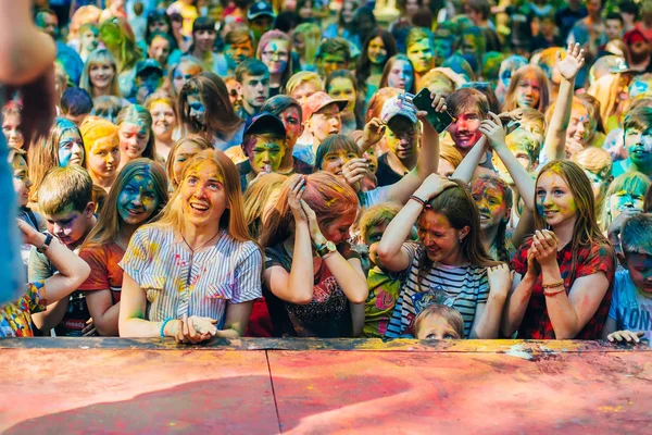 VICHUGA, RUSSIE - 17 JUIN 2018 : Une foule de gens heureux à la célébration du festival des couleurs Holi — Photo