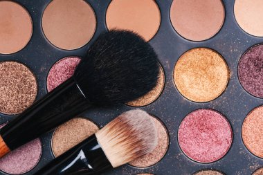 bir paleti göz farı ile iki makyaj fırçaları