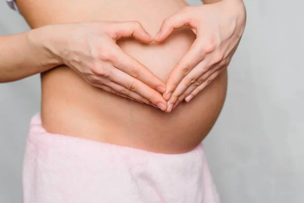 Pregnant girl makes a hands love heart — Stock Photo, Image