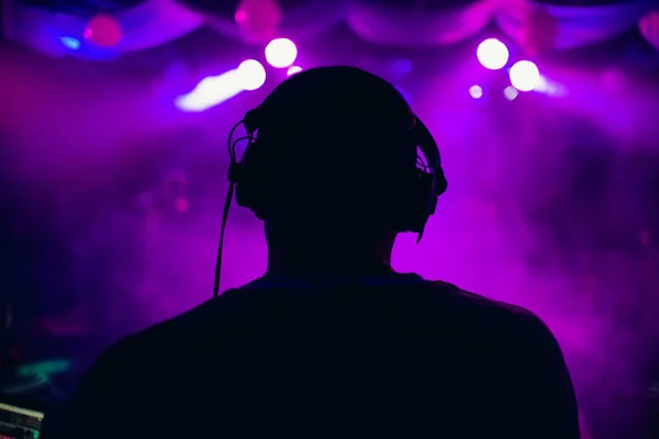 DJ mit Kopfhörern tritt bei Musikkonzert auf — Stockfoto