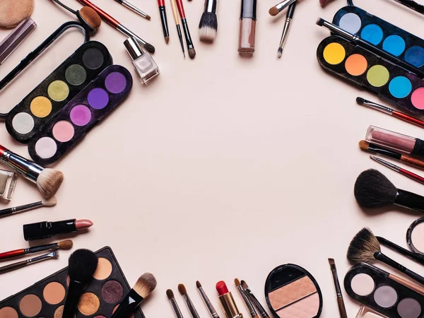 Conjunto de cosméticos profissionais, ferramentas de maquiagem e acessórios para mulheres beleza — Fotografia de Stock
