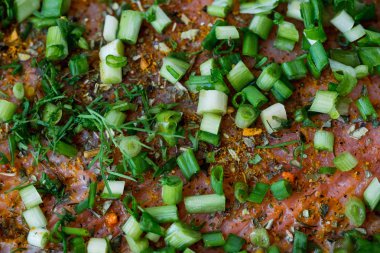 kırmızı balık eti baharat ve yeşillik ile