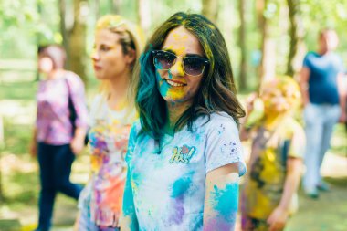 Vichuga, Rusya - 17 Haziran 2018: Renkler Holi Festival. Mutlu bir kız portresi