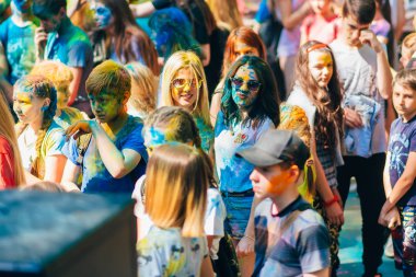 Vichuga, Rusya - 17 Haziran 2018: Renkler Holi Festival. Kız mutlu yüzler