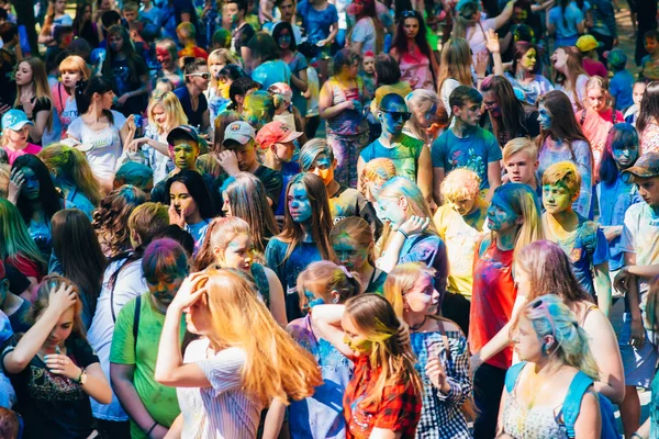 Vichuga, Rusland - 17 juni, 2018: Menigte van kinderen om te vieren het festival van Holi kleuren — Stockfoto
