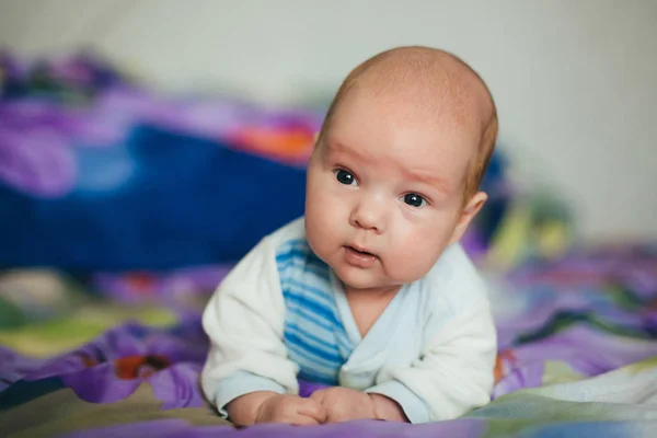 Kis újszülött fehér kisfiú hazudik — Stock Fotó