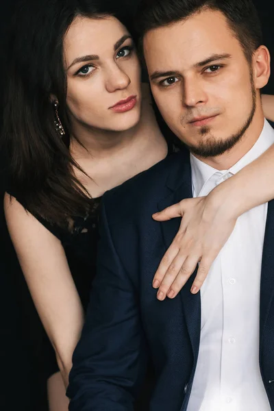 Elegante atraente elegante jovem casal sensualmente posando — Fotografia de Stock