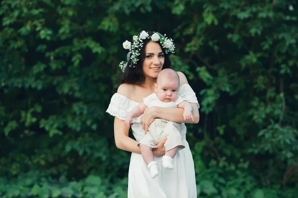 Felice giovane madre tiene il suo neonato nelle sue mani — Foto Stock