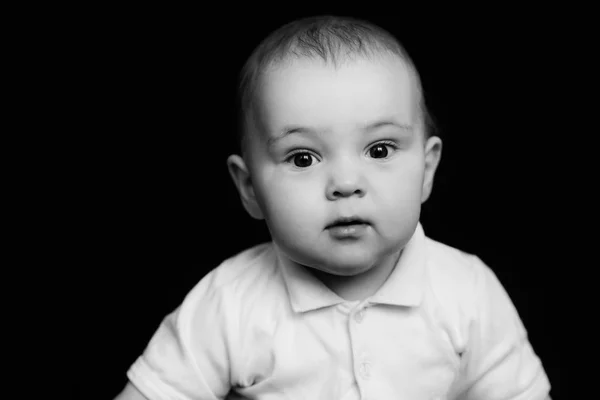 Retrato en blanco y negro de un niño lindo y divertido — Foto de Stock