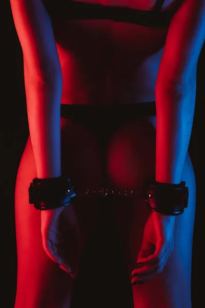 Сексуальна дівчина в наручниках БДСМ з струнким красивим тілом — стокове фото