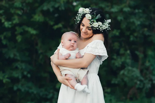 Felice giovane mamma caucasica abbraccia il suo neonato figlio ragazzo — Foto Stock