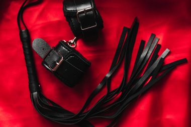 deri kelepçe ve bdsm seks seks oyunları için siyah kırbaç