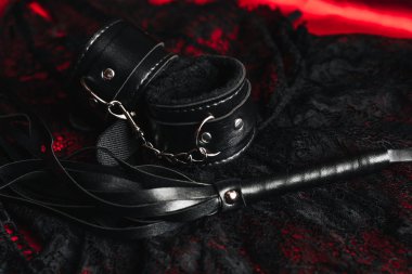 Kelepçe ve bir kırbaçla kadın seksi iç çamaşırı