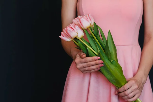 Ramo de tulipanes rosados en las manos de las mujeres — Foto de Stock