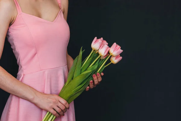 Bouquet di tulipani rosa nelle mani delle donne — Foto Stock