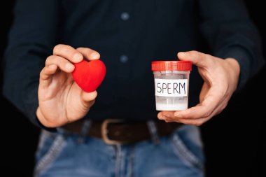 sperm ve kırmızı bir kalp kutu bir adamın elleri