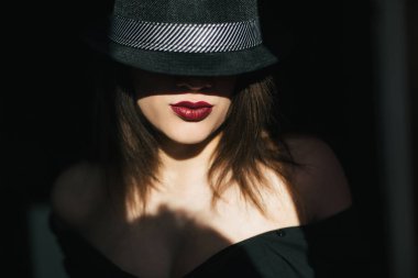 Sexy Genç kız model kırmızı ruj siyah şapkalı