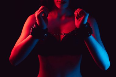 güzel genç kız deri sutyen göğüsleri ile Bdsm kelepçe
