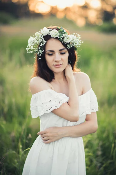 Vonzó kaukázusi barna lány a fehér ruha és koszorú — Stock Fotó