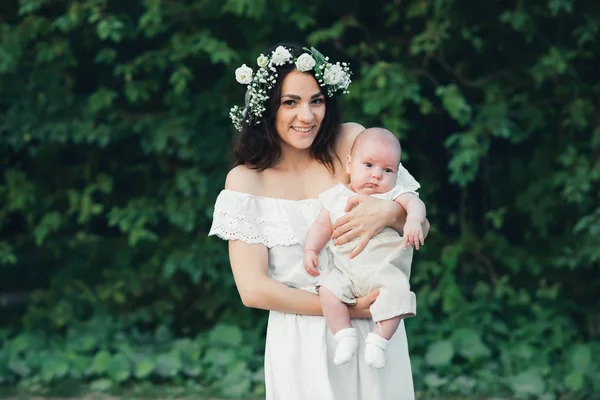 Felice giovane madre tiene il suo neonato nelle sue mani — Foto Stock