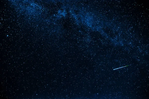 Étoile filante en arrière-plan un ciel étoilé bleu foncé — Photo