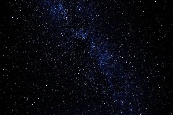 Ciel étoilé noir foncé avec des étoiles la nuit — Photo