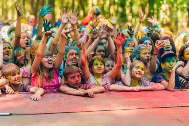 Vichuga, Rusya - 17 Haziran 2018: Kalabalık mutlu insan renkleri Holi Festivali kutlamaları