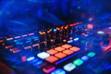 Müzik çalma ve parti için dj mikser denetleyici paneli
