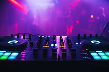 Müzik ve ses karıştırma için dj mikser