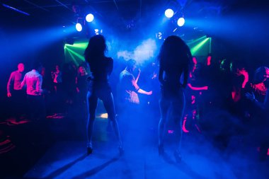 bir gece kulübünde sahnede go-go dansı dansçılar