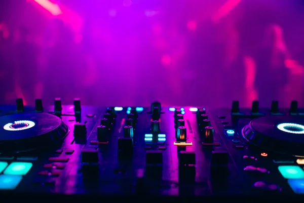 Panel controlador DJ encendido para música profesional y sonido —  Fotos de Stock