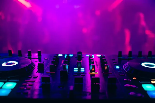 Painel de controle de DJ ligado para música profissional e som — Fotografia de Stock