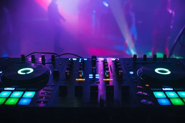 DJ mixer no fundo da mesa do clube noturno — Fotografia de Stock