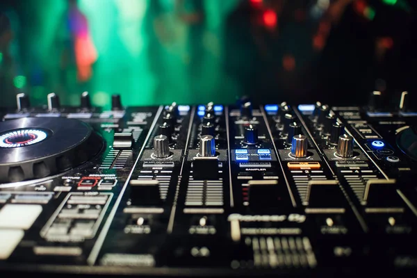 Panel controlador DJ encendido para música profesional y sonido —  Fotos de Stock