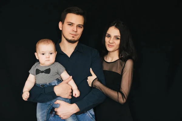 Felice famiglia bianca caucasica. Mamma e papà con bambino bambino bambino in mano — Foto Stock