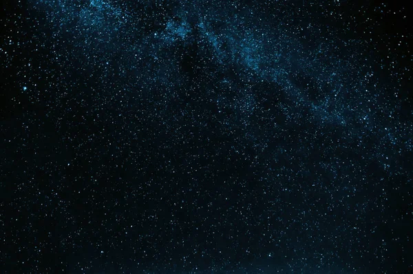 Στον νύχτα σκούρο μπλε έναστρο ουρανό — Φωτογραφία Αρχείου