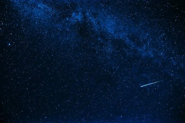 Étoile filante en arrière-plan un ciel bleu étoilé — Photo