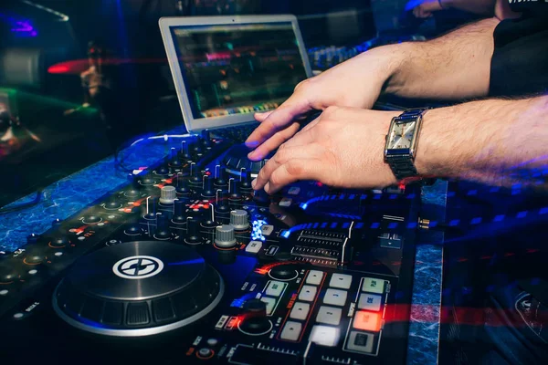 DJ in der Kabine spielt in Nachtclub im Hintergrund des Mischpults — Stockfoto