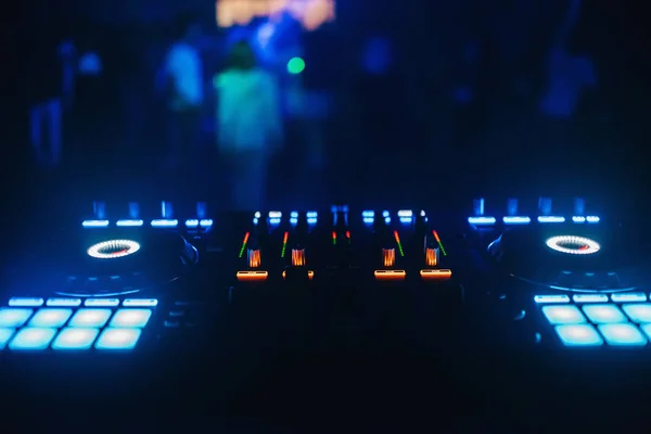 Panneau contrôleur DJ mixer pour musique électronique — Photo