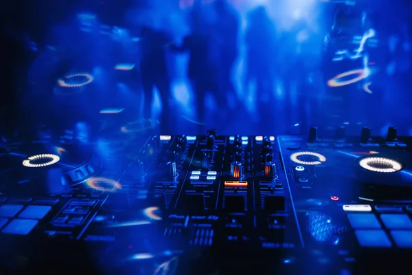De mixer van DJ op de tabelachtergrond de night club — Stockfoto
