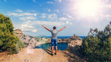 El ile adam dağların tepesinde denizin arka planda yaz aylarında açık havada büyüdü